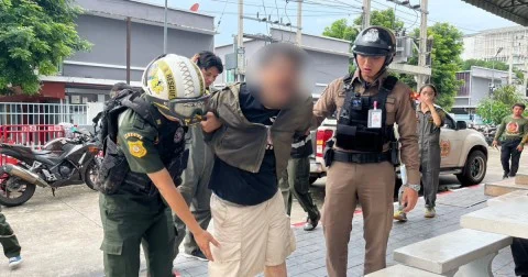 ด่วน! ตร.ควบคุมตัวต่างชาติคลุ้มคลั่งพกปืน ย่านสยามสแควร์ ท่ามกลางประชาชนจำนวนมาก