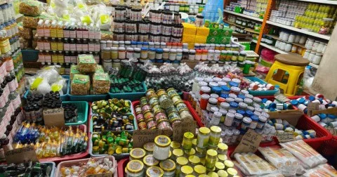 ทลายแหล่งกระจายสมุนไพรเถื่อนกลางกรุง ยึดของกลางกว่า 2 หมื่นชิ้น มูลค่า 5 ล้านบาท ไร้เลข อย. อ้างสรรพคุณเกินจริง