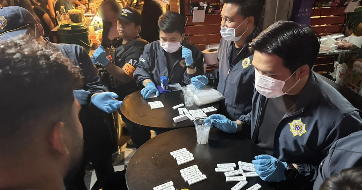 ป.ป.ส. และตำรวจ นำกำลังตรวจค้นสถานบันเทิง ย่านราชเทวี พบนักท่องเที่ยว ปัสสาวะม่วง กว่า 20 คน