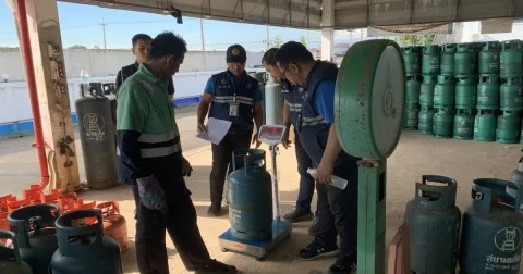 บก.ปคบ. ลุยพิษณุโลก! ตรวจโรงบรรจุก๊าซหุงต้ม พบน้ำหนักขาดเฉลี่ยถังละ 1.1 กก. อายัดของกลาง 52 ถัง