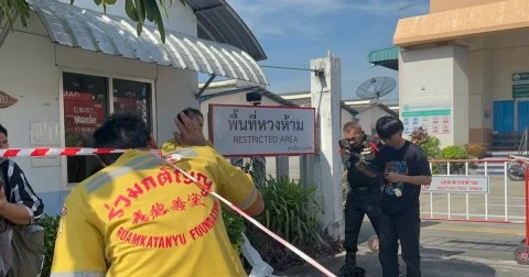 สลด! รปภ.การท่าเรือ เปิดประตูรั้วเหล็ก หลุดรางเลื่อน ล้มทับร่างเสียชีวิตคาที่