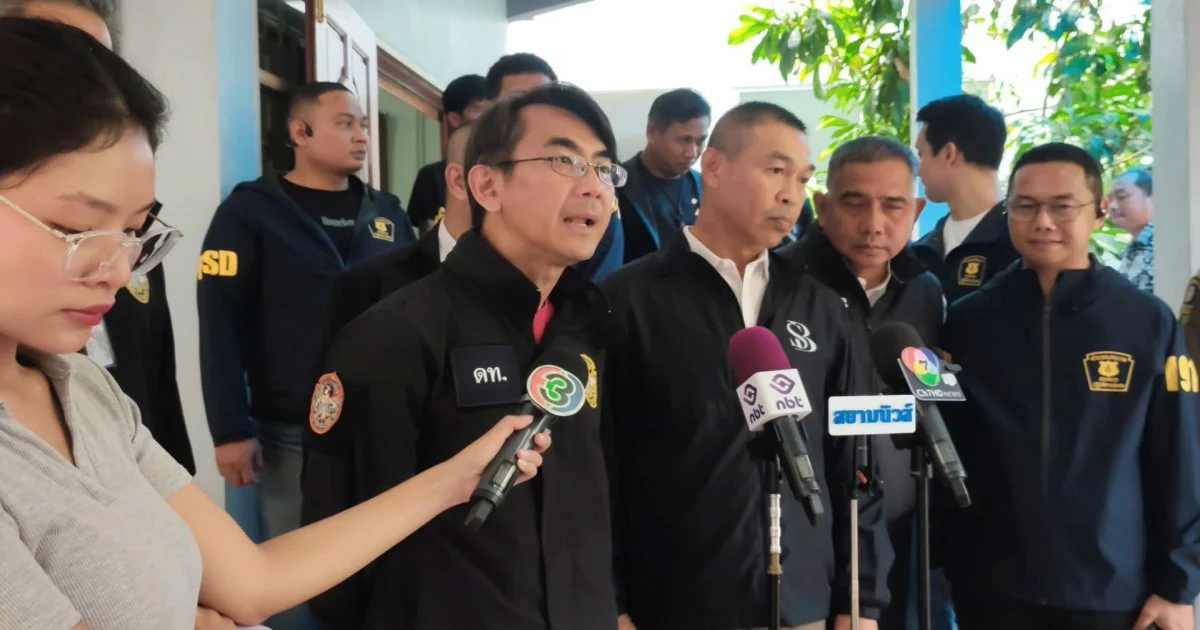 ตำรวจ 191 สืบสวนนครบาล ร่วมกับกสทช. เข้าบุกค้นบ้านเช่า ย่านลาดพร้าว หลังพบเบาะแสชายชาวจีน 3 รายเช่า เป็นฐานคอลเซ็นเตอร์หลอกเหยื่อต่าง พบรายรับเดือนแรกกว่า 10 ล้านบาท