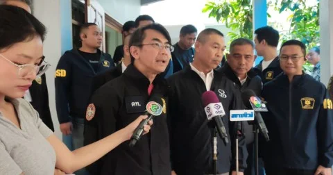 ตำรวจ 191 สืบสวนนครบาล ร่วมกับกสทช. เข้าบุกค้นบ้านเช่า ย่านลาดพร้าว หลังพบเบาะแสชายชาวจีน 3 รายเช่า เป็นฐานคอลเซ็นเตอร์หลอกเหยื่อต่าง พบรายรับเดือนแรกกว่า 10 ล้านบาท