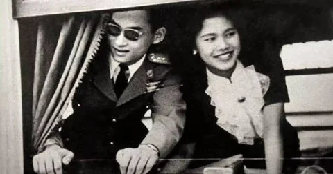 ย้อนเรื่องราวประทับใจ ในหลวงรัชกาลที่ 9 ทรงเปิดเพลง เหมือนเคย ให้พระพันปีหลวงฟัง ในงานฉลองราชาภิเษก