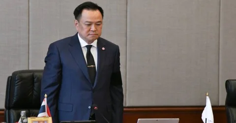 นายกฯ ประกาศ ให้สถานที่ราชการ รัฐวิสาหกิจ สถานศึกษาทุกแห่ง ลดธงครึ่งเสา 30 วัน - แต่งกายไว้ทุกข์1ปี - ขอปชช.ไม่แต่งกายสีฉูดฉาด 90 วัน