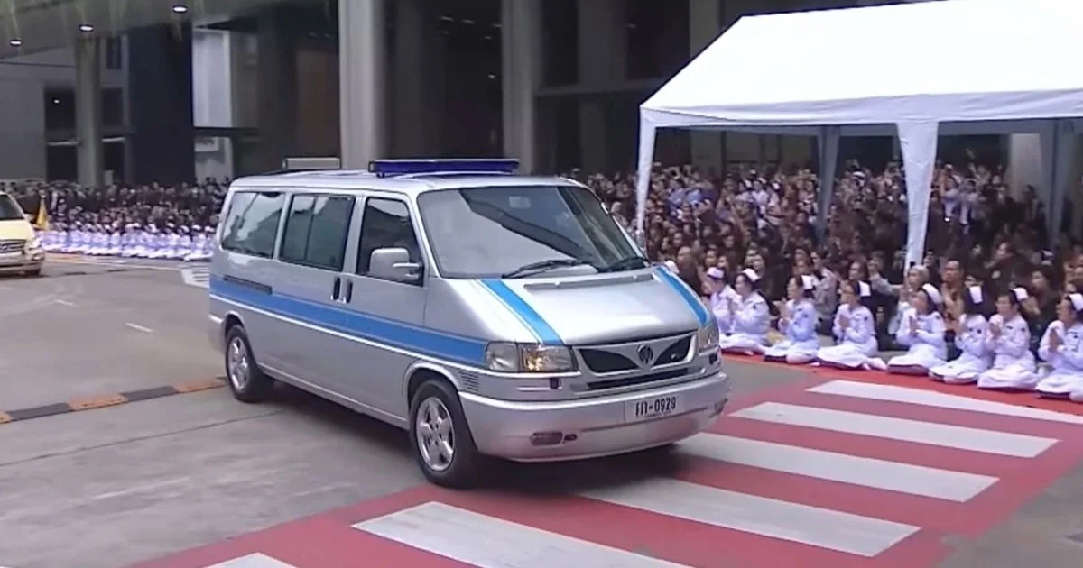 ในหลวง-พระราชินี พระบรมวงศานุวงศ์ เชิญพระบรมศพ สมเด็จพระพันปีหลวง กลับสู่พระบรมมหาราชวัง