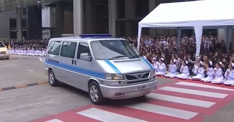 ในหลวง-พระราชินี พระบรมวงศานุวงศ์ เชิญพระบรมศพ สมเด็จพระพันปีหลวง กลับสู่พระบรมมหาราชวัง