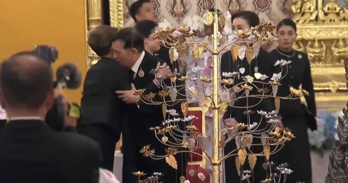 พระบาทสมเด็จพระเจ้าอยู่หัว ทรงคมและทรงสวมกอด ทูลกระหม่อมหญิงอุบลรัตน์ในงานพระราชพิธีทรงบำเพ็ญพระราชกุศลสวดพระอภิธรรมพระบรมศพ พระพันปีหลวง