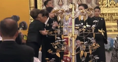 พระบาทสมเด็จพระเจ้าอยู่หัว ทรงคมและทรงสวมกอด ทูลกระหม่อมหญิงอุบลรัตน์ในงานพระราชพิธีทรงบำเพ็ญพระราชกุศลสวดพระอภิธรรมพระบรมศพ พระพันปีหลวง