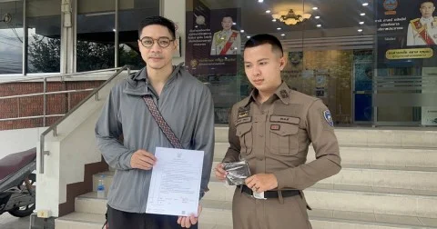 หนุ่มพลเมืองดี เก็บกระเป๋าเงินได้ ส่งคืนตำรวจ สน.วังทองหลาง ชื่นชมคนดีมีอยู่ในสังคม