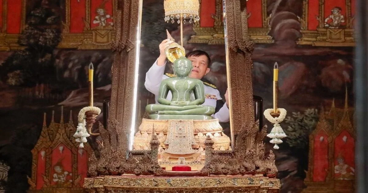 ในหลวง พระราชินี ทรงเปลี่ยนเครื่องทรงฤดูฝนป็นเครื่องทรงฤดูหนาวถวาย พระแก้วมรกต โดยมีเจ้าฟ้าทีปังกรรัศมีโชติฯ โดยเสด็จด้วย