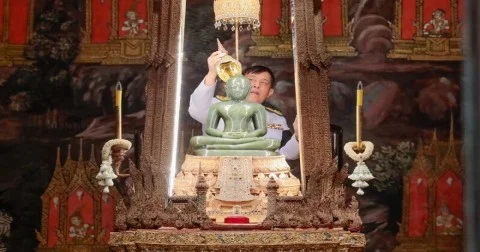 ในหลวง พระราชินี ทรงเปลี่ยนเครื่องทรงฤดูฝนป็นเครื่องทรงฤดูหนาวถวาย พระแก้วมรกต โดยมีเจ้าฟ้าทีปังกรรัศมีโชติฯ โดยเสด็จด้วย