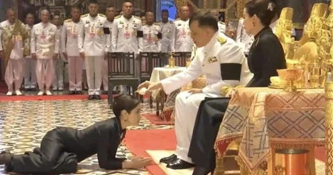 พระบาทสมเด็จพระเจ้าอยู่หัว พระราชทานน้ำพระมหาสังข์เพชรน้อยเจ้าคุณพระสินีนาถ พิลาสกัลยาณี