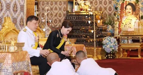 ในหลวง พระราชินี ทรงบำเพ็ญพระราชกุศลปัณรสมวาร(15 วัน) ถวายพระบรมศพ สมเด็จพระพันปีหลวง โดยมีเจ้าฟ้าทีปังกรรัศมีโชติฯ และเจ้าคุณพระสินีนาถฯ โดยเสด็จด้วย