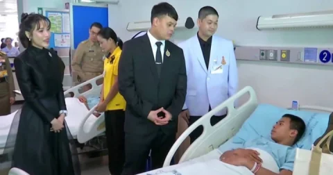 เจ้าฟ้าทีปังกรฯ เสด็จเยี่ยมทหารบาดเจ็บ สมรภูมิรบ ไทย-กัมพูชา เจ้าคุณพระฯ มาด้วย