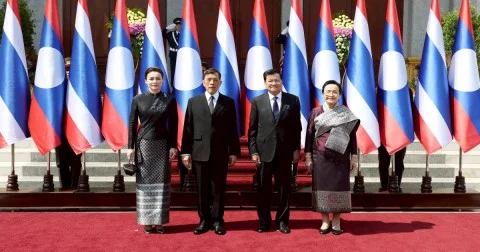 ในหลวง และพระราชินี เสด็จฯ ไปในการพิธีรับเสด็จอย่างเป็นทางการ ในโอกาสเยือนสาธารณรัฐประชาธิปไตยประชาชนลาวอย่างเป็นทางการ