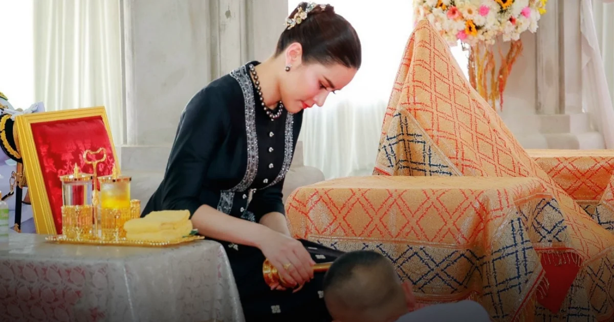 สง่างาม เจ้าจอม พลโทหญิง ท่านผู้หญิงอรอนงค์ ผู้แทนพระองค์ สรงน้ำสงกรานต์พระราชทาน