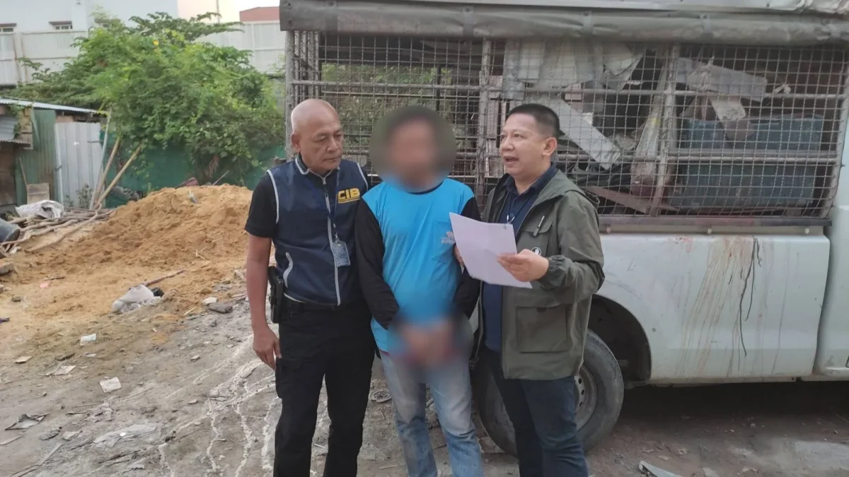 เจ้าหน้าที่ตำรวจสอบสวนกลาง (CIB) แถลงข่าวการจับกุมนายนพรัตน์ฯ ผู้ต้องหาคดีลักทรัพย์