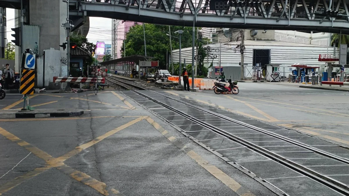 บรรยากาศบริเวณแยกอโศก-เพชรบุรี หลังเกิดเหตุรถไฟชนรถเมล์ การจราจรกลับมาเป็นปกติและผู้ใช้รถใช้ถนนมีวินัยมากขึ้น