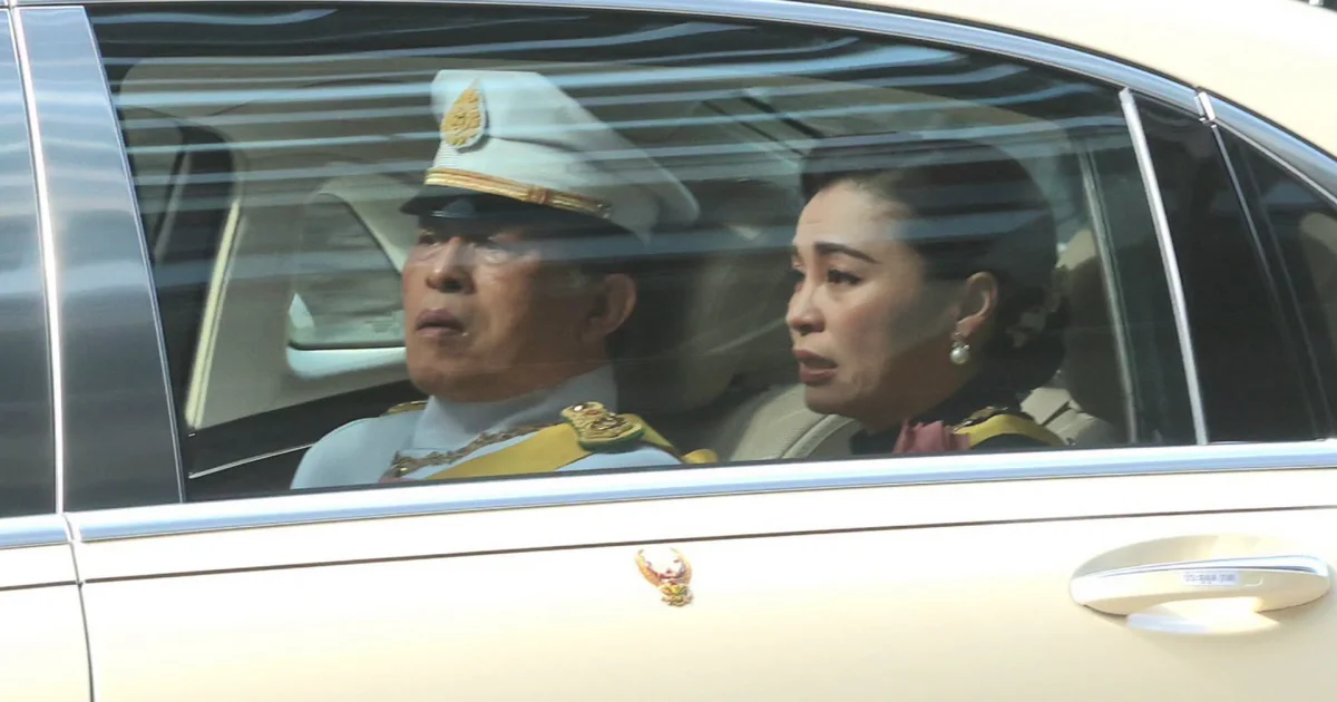 ในหลวง ทรงหันพระพักต์ทอดพระเนตรตามเบื้องหลังขบวนพระศพ เสด็จฯ ทรงเชิญพระศพ เจ้าฟ้าพัชรกิติยาภา ออกจาก รพ.จุฬาลงกรณ์ ไปยังพระบรมมหาราชวัง