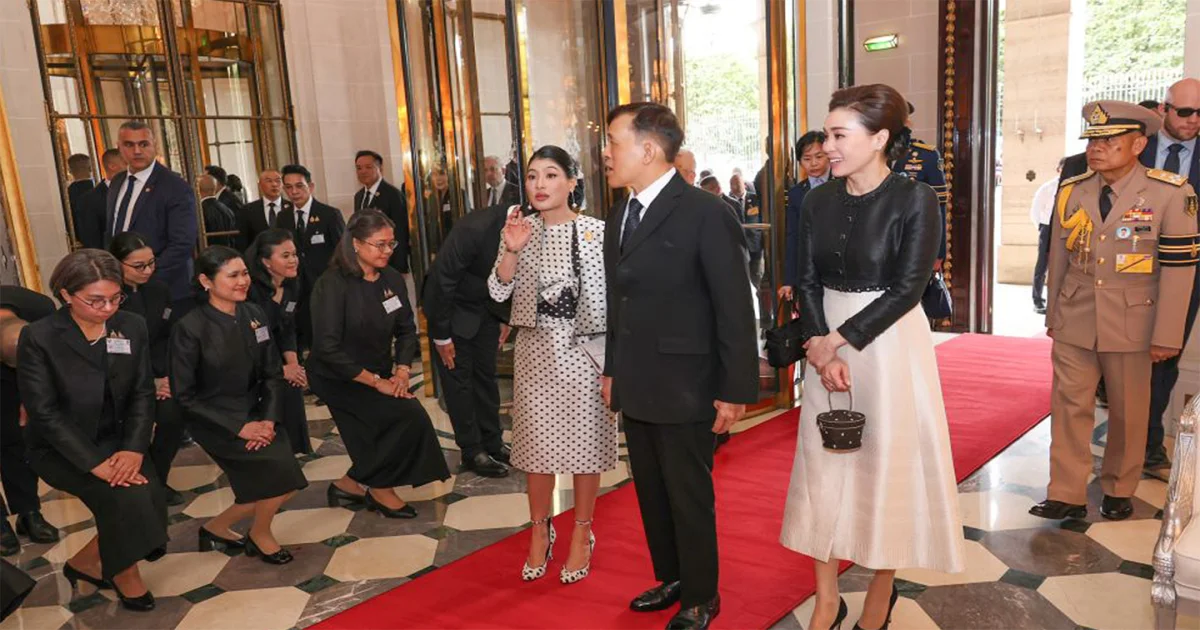 งดงามจับใจ ผ้าไหมไทยเฉิดฉายกรุงปารีส 3 ฉลองพระองค์ พระราชินี-เจ้าฟ้าสิริวัณณวรีฯ เสด็จฯเยือนฝรั่งเศส