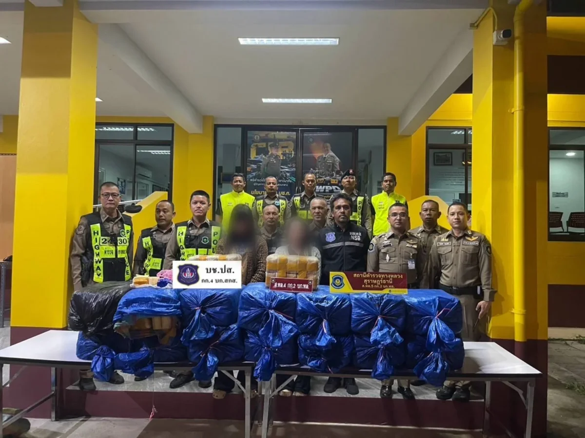 เจ้าหน้าที่ตำรวจสอบสวนกลางและตำรวจทางหลวง แถลงข่าวการจับกุมพร้อมของกลางยาบ้าเกือบ 3 ล้านเม็ด และผู้ต้องหา 2 ราย