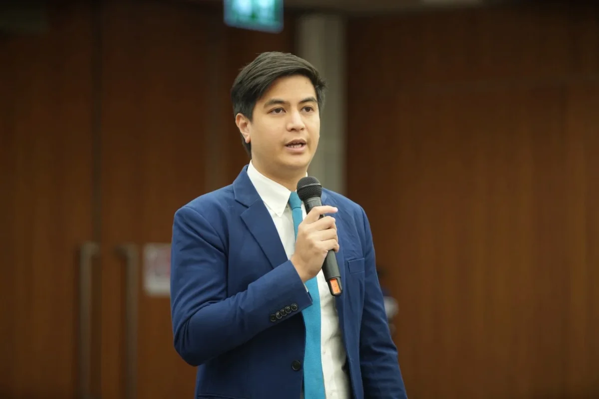 นายพริษฐ์ วัชรสินธุ สส.บัญชีรายชื่อพรรคประชาชน แถลงข้อสงสัยต่อการทำงานของ กกต. ในคดี 'โกง สว.'