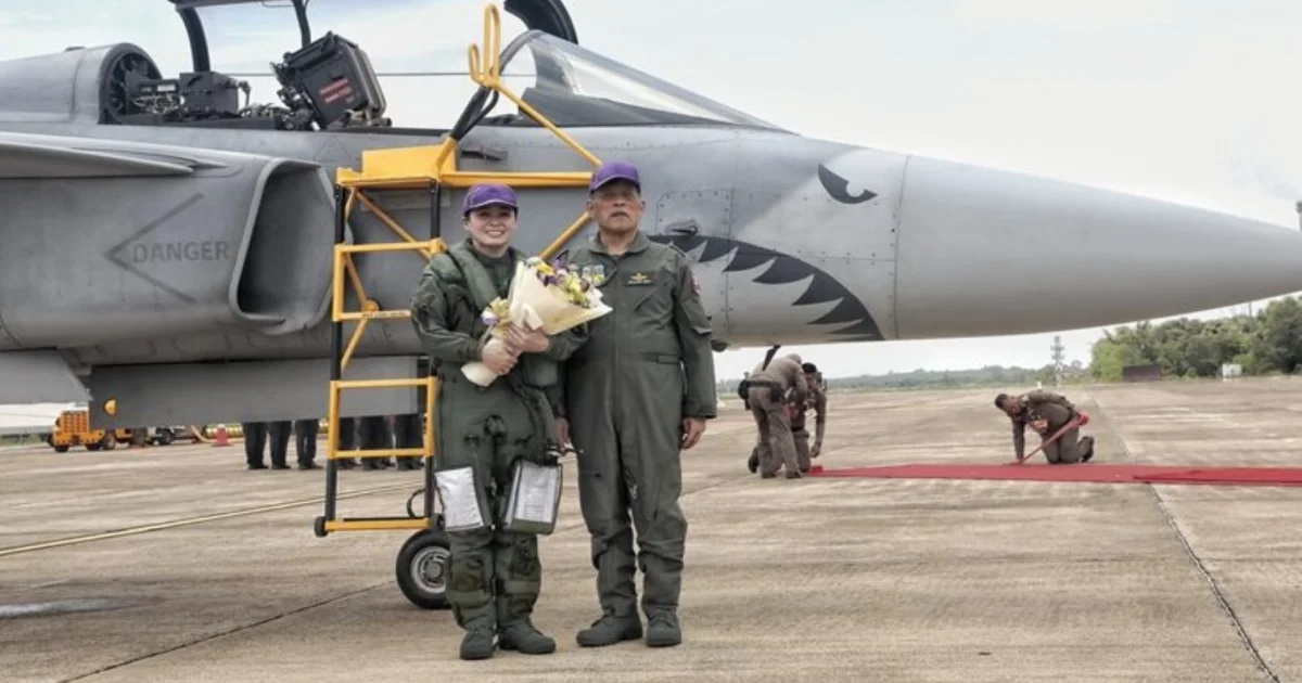 ในหลวง ทอดพระเนตร พระราชินี ทรงฝึกบินเดี่ยว Gripen เป็นครั้งแรก